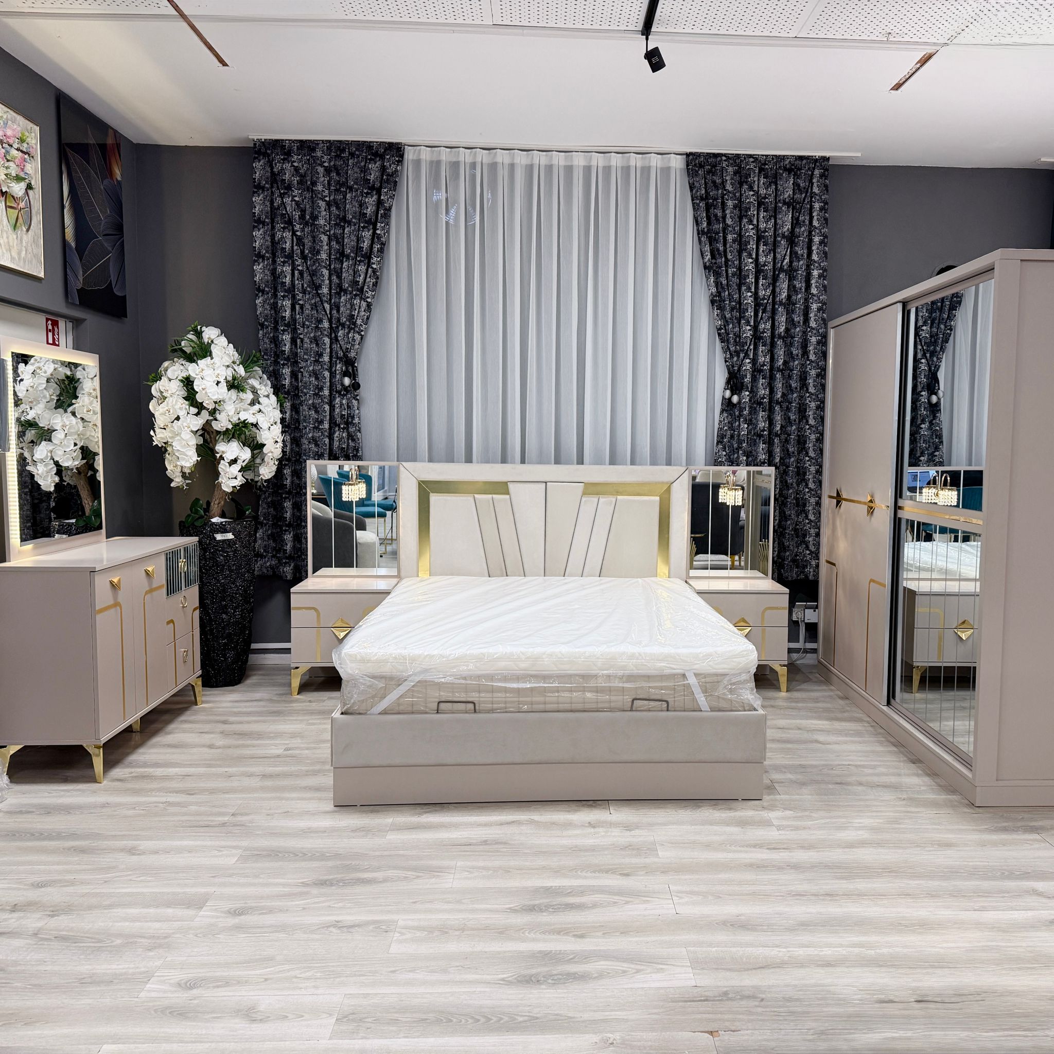 AT 02-Kreme Schlafzimmer